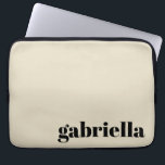 Black and Beige Bold Typography Personlig Namn Laptop Fodral<br><div class="desc">Modern typografi i Personlig Namn Laptop sleeve i Svarta havet och Beige</div>