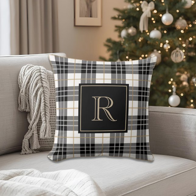 Black and Brown Tartan Play Family Monogram Kudde (Skapare uppladdad)