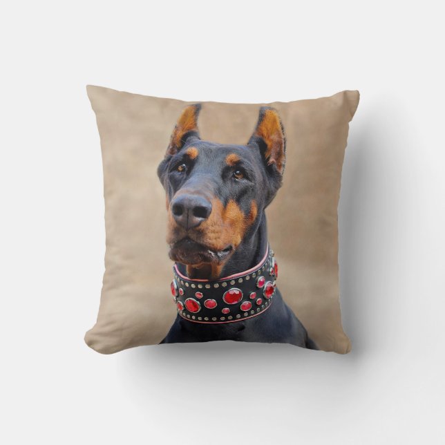 Black and Tan Doberman Pinscher in Jeweled collar Kudde (Framsida)