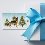 Black and Tan German Shepherd Hund Blue Winter Jul Presentetikett<br><div class="desc">Desteis ursprungliga tecknad illustration av en svart och bruna färg-tysk Shepherd-hund. Hund placeras på en vinterscen med tre gröntar nära träd och fallande snö. Bakgrunden är en blå till vit övertoning som ge kallets vintag. Det finns också ett textområde på andra sidan som nu lyder: "God jul!". En annan textmall...</div>