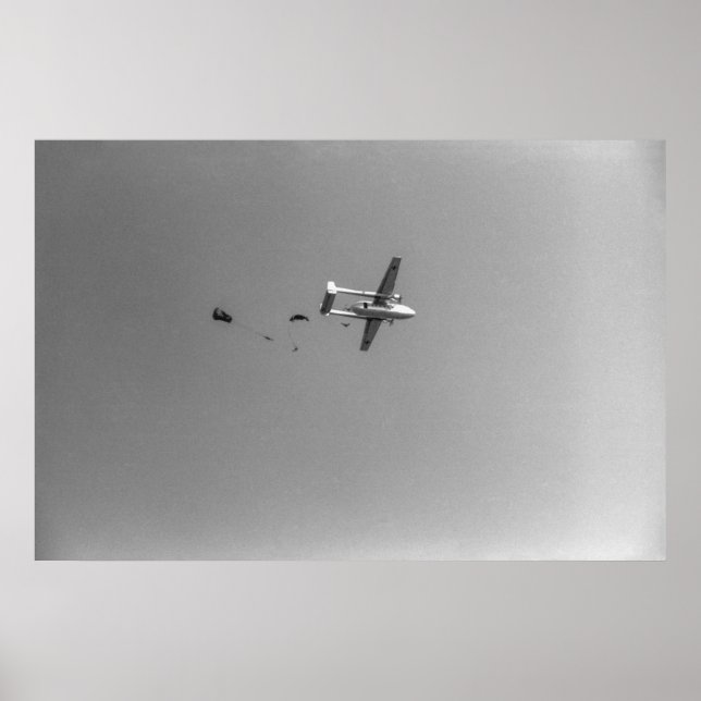 Black and White 1968 Paratroopers Jumping Flygplan Poster (Framsidan)