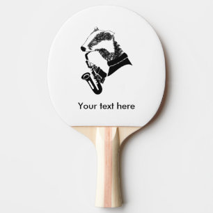Black and White Badger spelar en saxofon Pingisracket