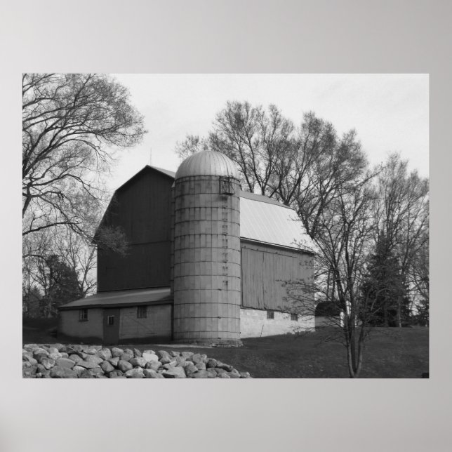Black and White Barn Poster (Framsidan)