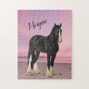 Black and White Clydesdale på stranden vid Sunset Pussel