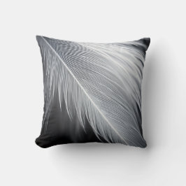 Black and White Feather  Throw Pillow Kudde