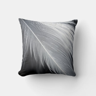 Black and White Feather Throw Pillow Kudde