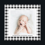 Black and White Gingham Check Baby Birthdate Magnet<br><div class="desc">Grafisk och fet svart- och vit gingham-kontroll är ett charmerande sätt att ta bilden av nyfödd bebis och fira ankomsten med en kvadratmagnet med namn och födelsedatum. Gör den här magneten i baby för en ny förälder,  mor- och farföräldrar och familj eller vänner.</div>