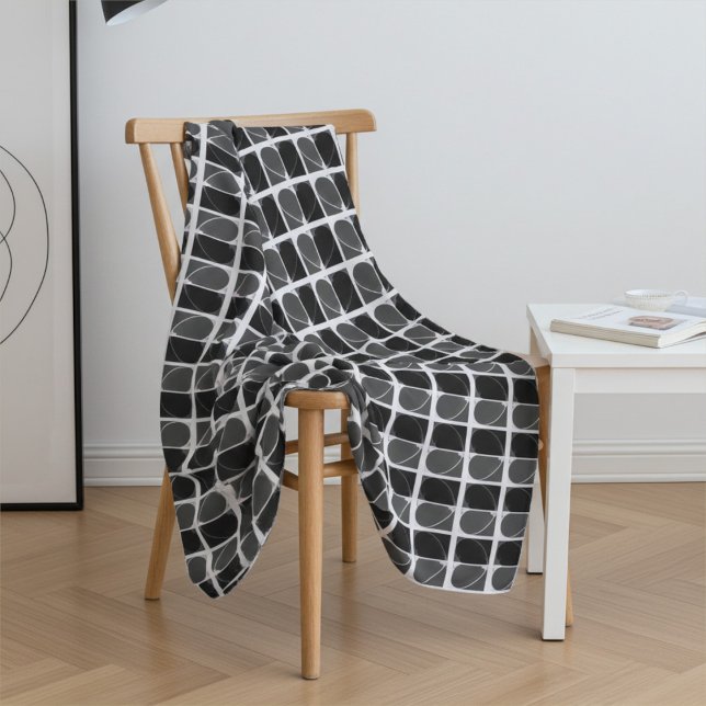 Black and White Half Heart Modern Fine Art Fleecefilt (Skapare uppladdad)