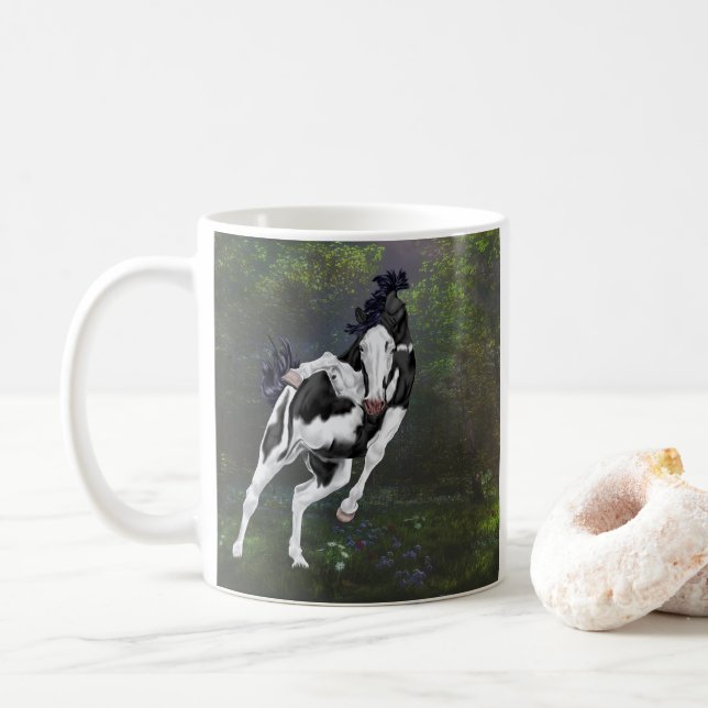 Black and White Horse in Enchanted Forest Kaffemugg (Med munk)