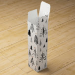 Black and White Julgranar Vin Gift Presentask För Vinflaska<br><div class="desc">Hand plockade svartvit Julgranar i många stilar är utspridd över denna vinpresentlåda. Lägg märke till guld-stjärnorna som pryder träd som ge som är papper för inslagningen lite shimmer och en underbar beröring. Den pappra eleganten är perfekt för dem som inte bara arbetar med enkla B&W i kärlek, utan också för...</div>