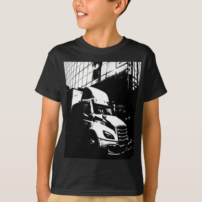 Black and White Lastbil i City Scene T Shirt (Framsida)