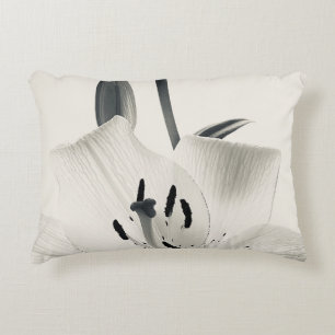 Black and White Lily Closeup Prydnadskudde