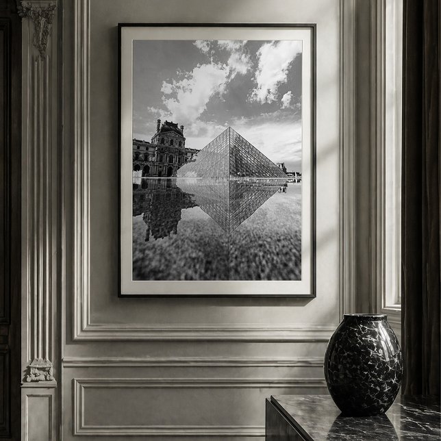 Black and White Louvre Pyramid Paris Reflection Poster (Skapare uppladdad)
