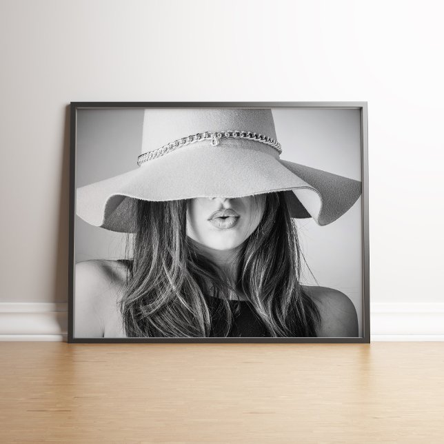 Black and White Mode-modell med Hat-Poster Poster (Black and White Fashion Model with Hat Poster in black frame.)