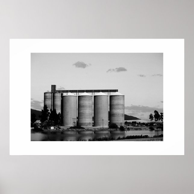 Black and White Monochrome Rural Grain Silos Poster (Framsidan)
