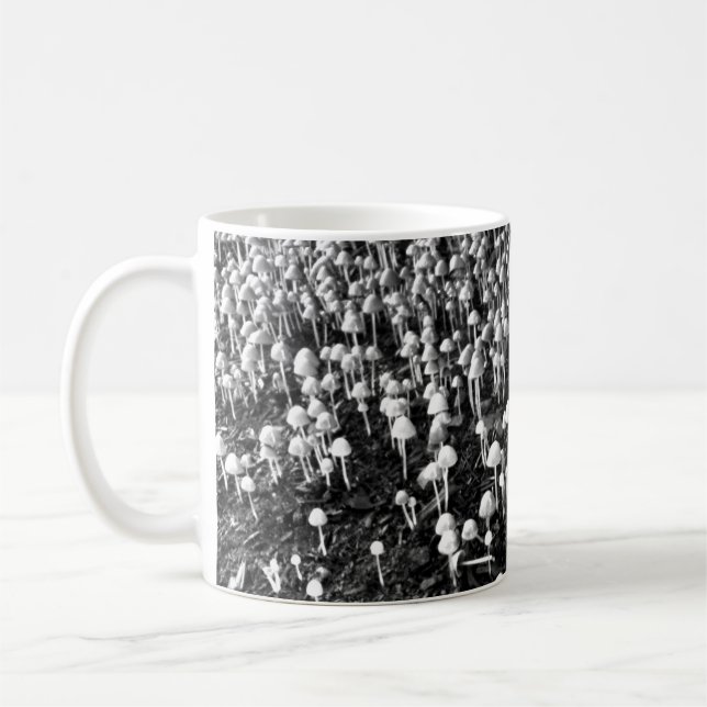 Black and White Mushroom Colony Photo Kaffemugg (Vänster)