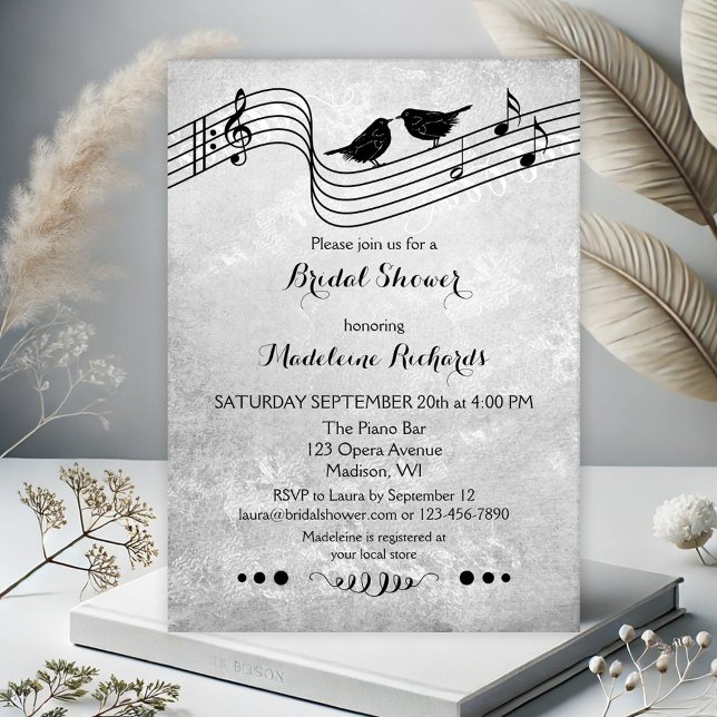 Black and White Music Thated Möhippa Inbjudan (Elegant bridal shower invitation featuring two love birds on musical wires in black and white)