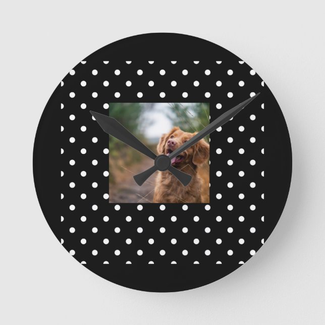 Black and white polka dot Dog pic Rund Klocka (Framsida)
