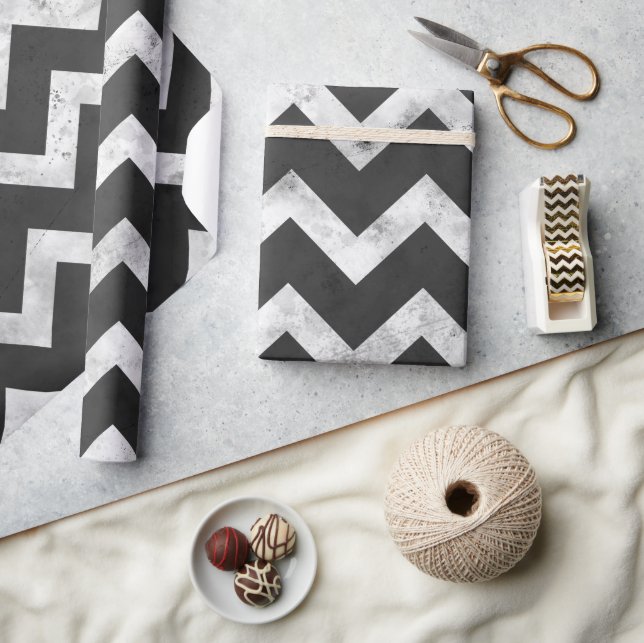 Black and white Rustic Chevron pattern Presentpapper (Hantverk)