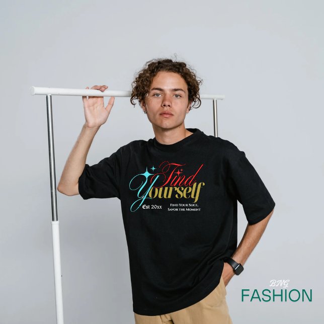 Black and White Simple Elegant "Find Yourself " T Shirt (Skapare uppladdad)