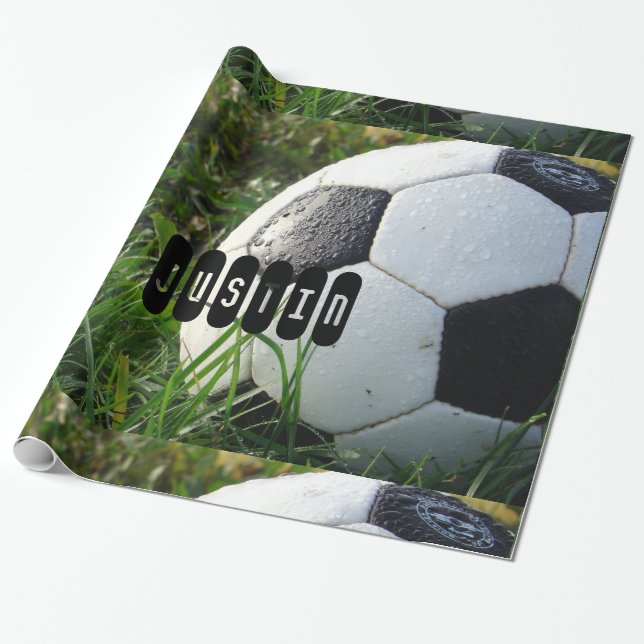 Black and White Soccer Ball in Grönt Grass Presentpapper (Utrullad)