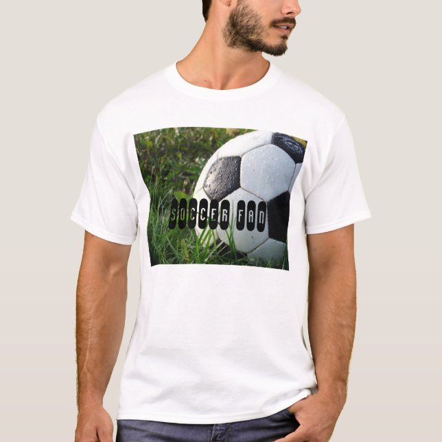 Black and White Soccer Ball in Grönt Grass Tee Shirt (Framsida)