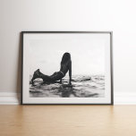 Black and White Surfer Girl i Ocean Poster<br><div class="desc">Bygg upp den obearbetade skönheten och friheten i surfans livsstil med den svarta och vita surfarflickan i Oceanen Poster. Med en minimalistisk monokrom design av en orädd surfarflicka som är nedsänkt i vågar, fångar denna teckning äventyr innersta väsen, styrka och anslutning till havet. Den tidlösa svartvita estetiken gör det till...</div>