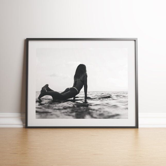 Black and White Surfer Girl i Ocean Poster (Black and White Surfer Girl in the Ocean Poster on floor in black frame)