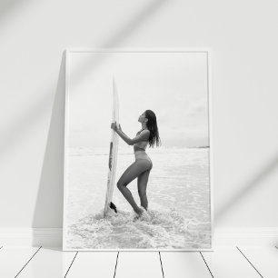 Black and White Surfer Girl på Beach Poster