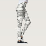 Black and White Whimsical Boho Vågrät Rand Leggings<br><div class="desc">Den här designen har ett vågrät mönster av viskig, oregelbunden boho rand i svart bläck på vit bakgrund. (Det svarta bläck är delvis genomskinligt och kan förekomma grått på den avslutat produkten.)</div>
