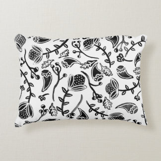 Black and White Woodland Floral Pattern Prydnadskudde