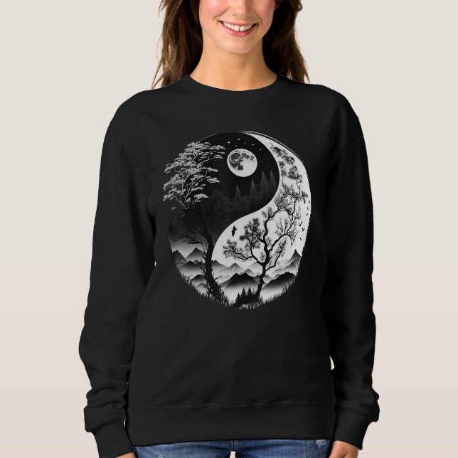Black and White Yin Yang Symbol on Nature Taijitu  T Shirt (Framsida)