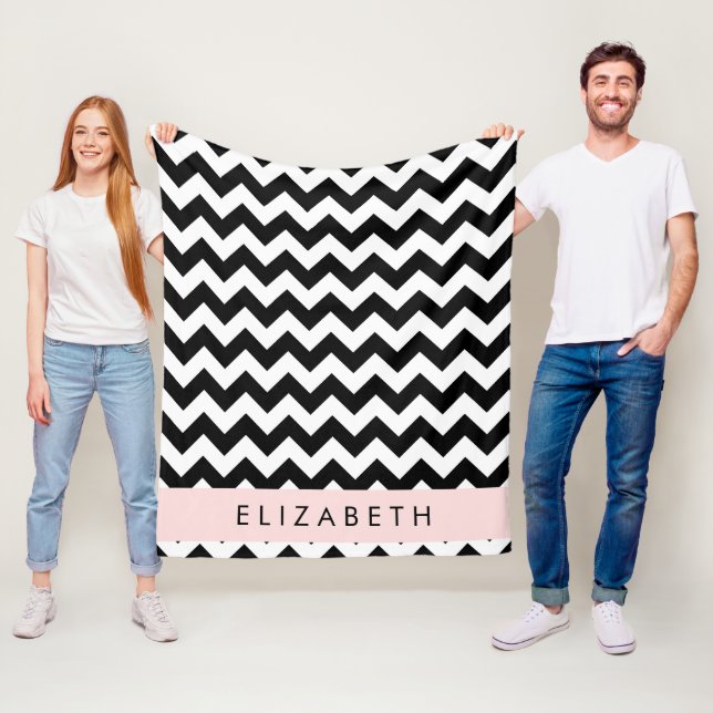 Black and White Zigzag, Chevron Mönster, ditt namn Fleecefilt (På plats)