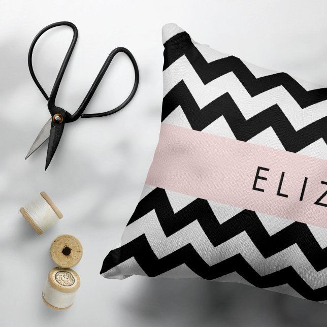 Black and White Zigzag, Chevron Mönster, ditt namn Prydnadskudde (Skapare uppladdad)