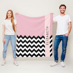 Black and White Zigzag, Chevron, Rosa, ditt namn Fleecefilt