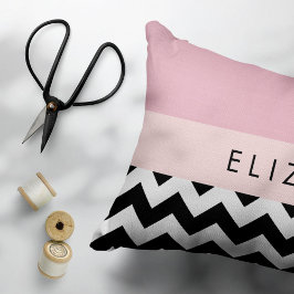 Black and White Zigzag, Chevron, Rosa, ditt namn Prydnadskudde