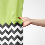 Black and White Zigzag Mönster, Chevron, Grönt Sjal<br><div class="desc">Elegant,  snyggt och sofistikerad zigzag (chevron) mönster i svart och vitt färg på gröntens bakgrund. Modern gåva och trendig,  perfekt för Zigzag älskare i livet.</div>