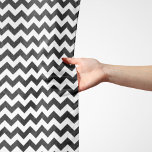 Black and White Zigzag Mönster, Chevron Mönster Sjal<br><div class="desc">Elegant,  snyggt och sofistikerad zigzag (chevron) mönster i svart och vitt färg. Modern gåva och trendig,  perfekt för Zigzag älskare i livet.</div>