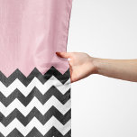 Black and White Zigzag Mönster, Chevron, Rosa Sjal<br><div class="desc">Elegant,  snyggt och sofistikerad zigzag (chevron) mönster i svart och vitt färg på rosans bakgrund. Modern gåva och trendig,  perfekt för Zigzag älskare i livet.</div>