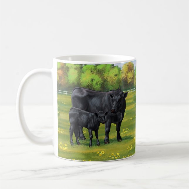 Black Angus Cow & Cute Calf på sommarbetesmark Kaffemugg (Vänster)