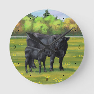 Black Angus Cow & Cute Calf på sommarbetesmark Rund Klocka