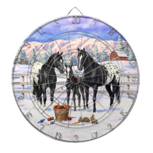Black Appaloosa-hästar på en gård i Snö Darttavla