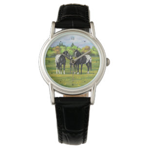 Black Appaloosa-hästar på sommarbetesgång Armbandsur