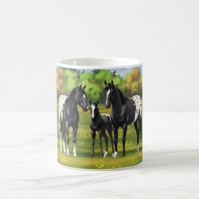 Black Appaloosa-hästar på sommarbetesgång Kaffemugg (Center)