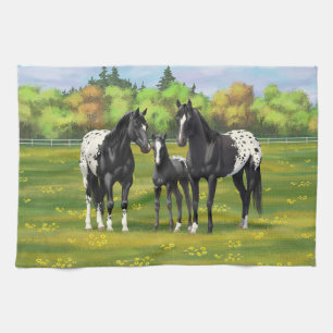Black Appaloosa-hästar på sommarbetesgång Kökshandduk