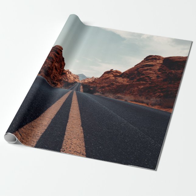 BLACK ASPHALT ROAD MELLAN BROWN STEN BILDING FN PRESENTPAPPER (Utrullad)