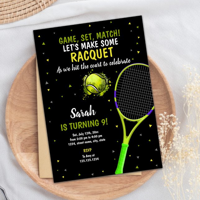 Black Background Tennis Birthday-inbjudningar Inbjudningar (Black Background Tennis Birthday Invitations)