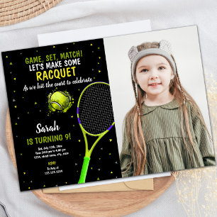 Black Background Tennis Birthday-inbjudningar Inbjudningar