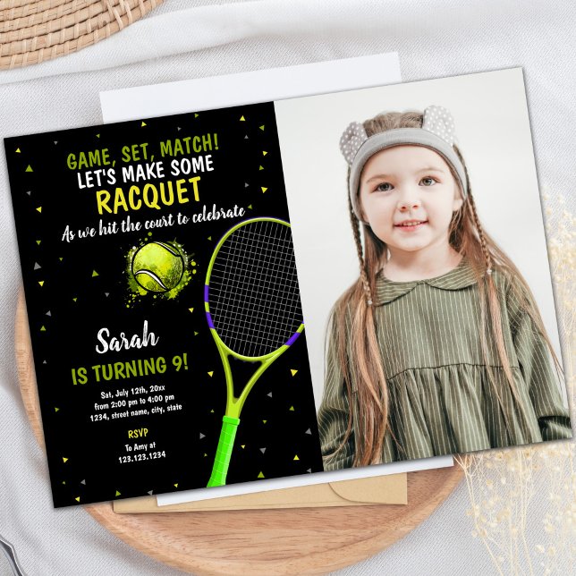 Black Background Tennis Birthday-inbjudningar Inbjudningar (Black Background Tennis Birthday Invitations photo)