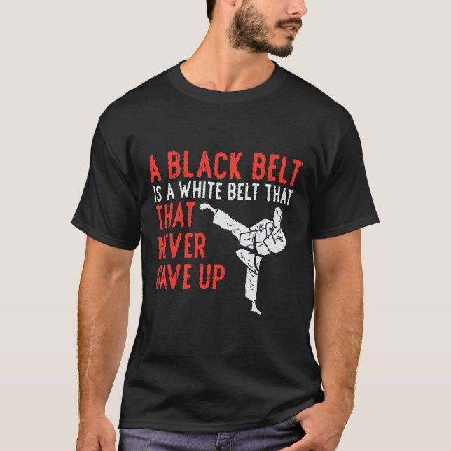 Black Bälte har aldrig gett upp Karate Taekwondo I T Shirt (Framsida)